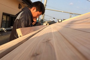 この屋根板は天井部分。屋根の中の空洞を作る作業中。