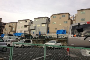 建て売りを紹介されて、スーパー系銀行に住宅ローンを申請した建売住宅。ちょっと気に入ってたけど、いま考えるとこの駐車場にマンションが建つと日当り悪くなります。だから南の窓なのに小さな窓。