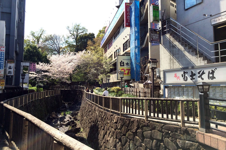 この居酒屋さんの土地は江戸時代は料亭。ドラマ「仁」のエンディングに往時の写真が出ています