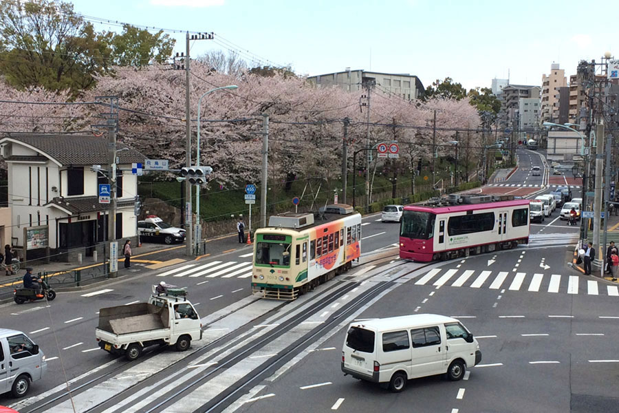 ちょうど新旧の電車が交差