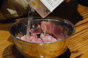 鶏肉を日本酒で揉む